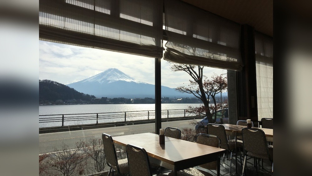 Lake Kawaguchi's Tominoko Hotel: A Serene Escape