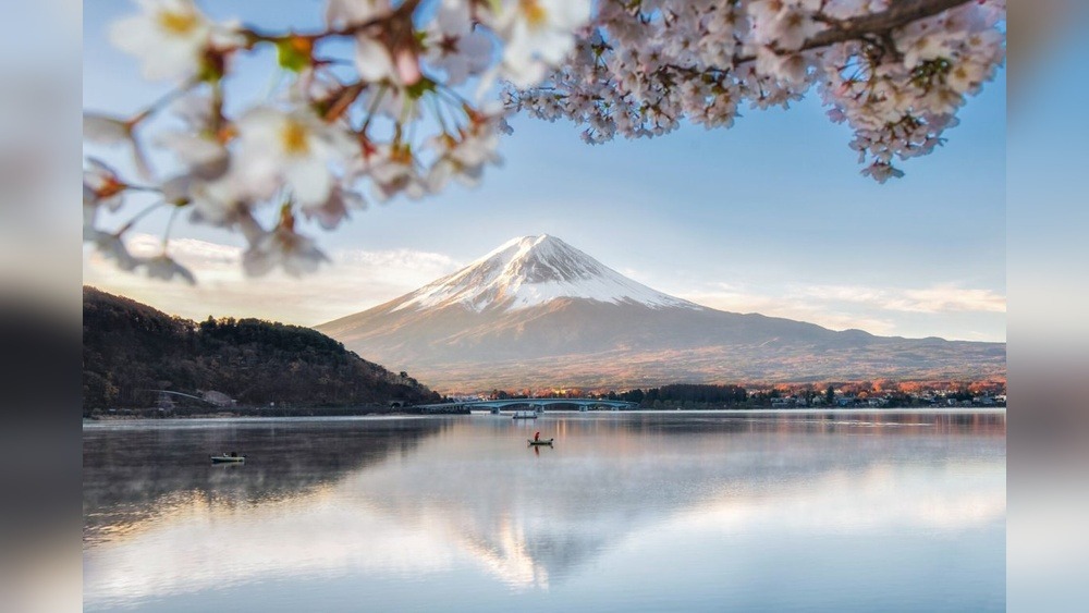 Kawaguchi Ko Hotel: Unwind in Lakeside Luxury!