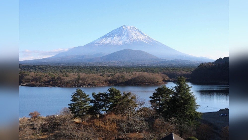 Lake Kawaguchi S Tominoko Hotel: Unwind in Style